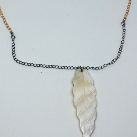 Handmade shell leaf necklace - Picture 3 of 4